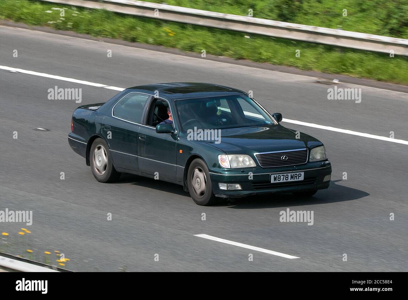 2000 vert Lexus Ls400 Auto conduite sur l'autoroute M6 près de Preston à Lancashire, Royaume-Uni. Banque D'Images