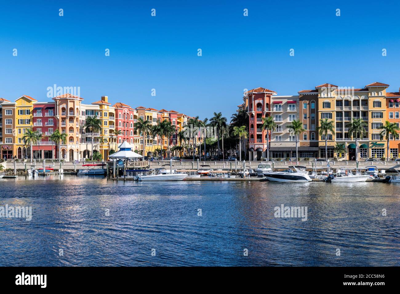 Bayfront, boutiques et immeubles en copropriété sur le front, Naples, Florida, USA. Banque D'Images