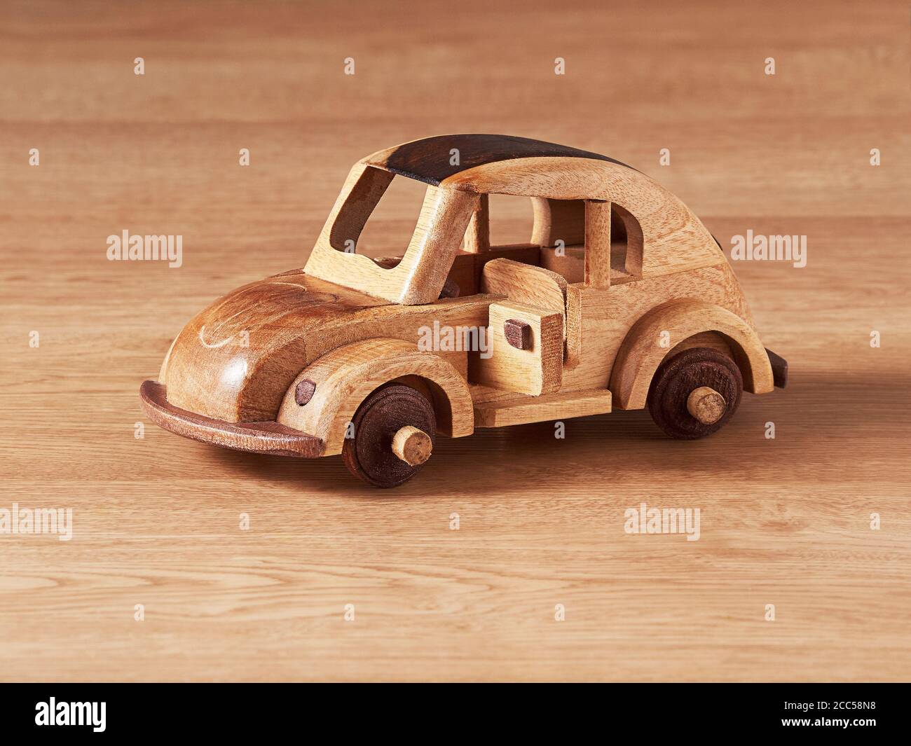 Voiture de coléoptère en bois sur la table en bois. Jouets pour enfants Banque D'Images