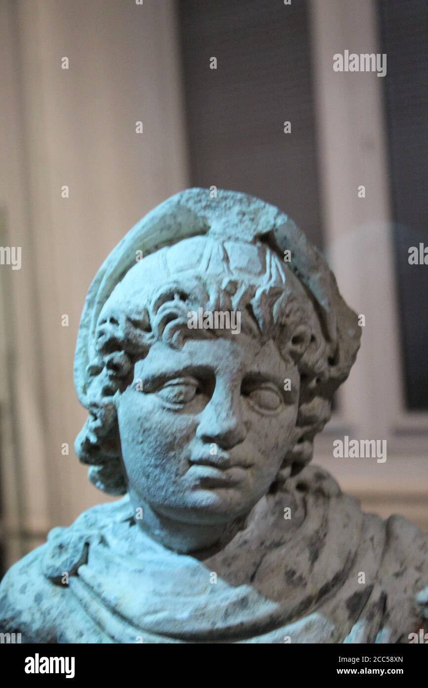 Expositions anciennes au Musée national d'Alexandrie - statues en marbre et en pierre, livres, décoration médiévale et vaisselle romaine Banque D'Images