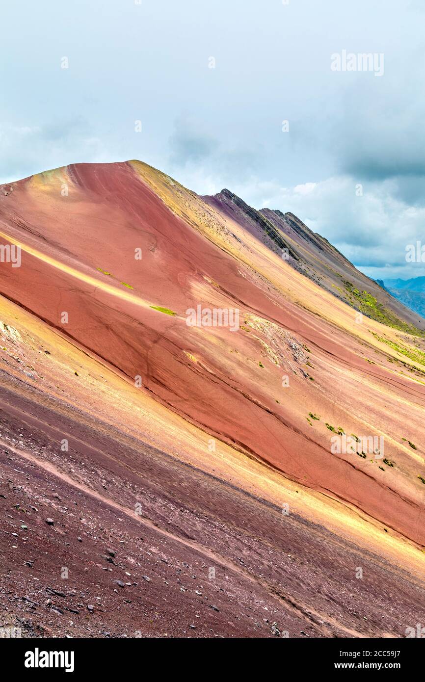 Dépôts minéraux colorés à Rainbow Mountain et Red Valley, Pérou Banque D'Images