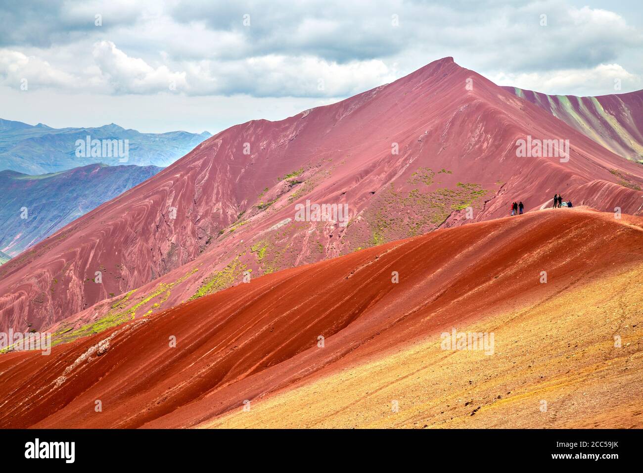 Personnes au point de vue de la vallée Rouge dans les Andes, Ausangate, Pérou Banque D'Images