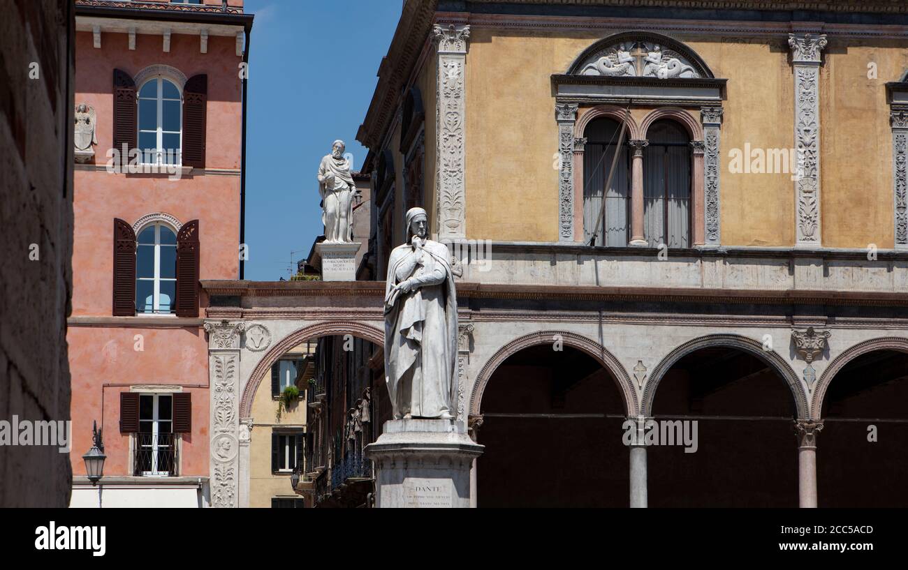 La statue de Dante, érigée en 1865, sur la Piazza dei Signori en face de Caffe Dante et de la Renaissance Loggia del Consiglio. Banque D'Images