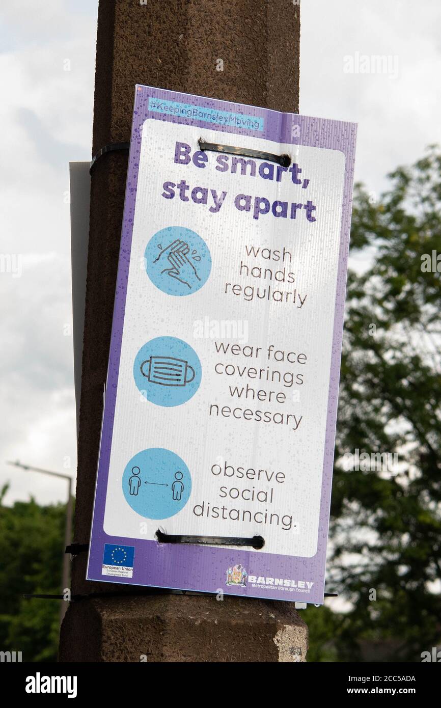 Soyez intelligent, restez à l'écart se laver les mains porter un revêtement de visage observer le signe de distance sociale pendant la pandémie de coronavirus, Barnsley, South Yorkshire, Angleterre, Royaume-Uni Banque D'Images