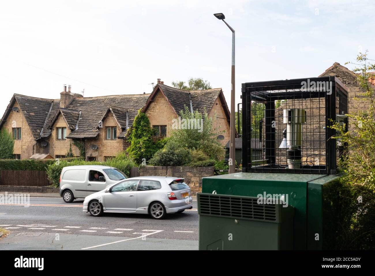 Surveillance de la qualité de l'air au village de Hickleton, équipement de surveillance du dioxyde d'azote à l'intérieur de la boîte verte Barnsley Road, Doncaster, South Yorkshire, Angleterre Banque D'Images