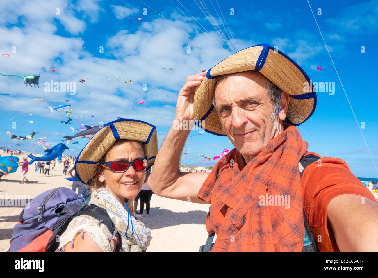 Touristes matures au Festival International de cerf-volant de Fuerteventura, plage d'El Burro, Corralejo, îles Canaries, Espagne Banque D'Images