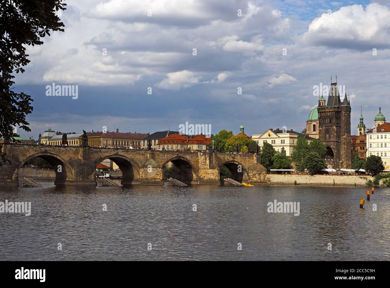 Vue sur Prague et la Vltava avec Charles Bridgel, Prague, République tchèque Banque D'Images