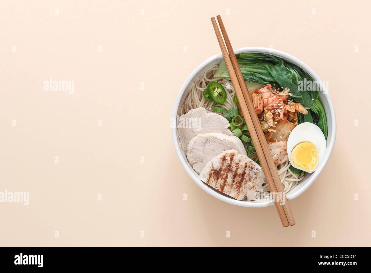 Nouilles asiatiques miso Ramen avec œuf, poulet et chou pak choi dans un bol. Cuisine japonaise. Banque D'Images