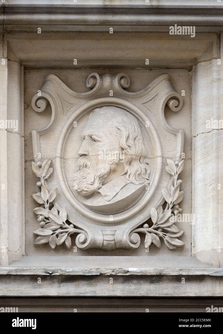 Londres, Angleterre, Royaume-Uni. Chef du poète britannique Alfred Lord Tennyson (1809 – 1892), sur la façade de la bibliothèque Old Westminster dans la rue Great Smith. Banque D'Images