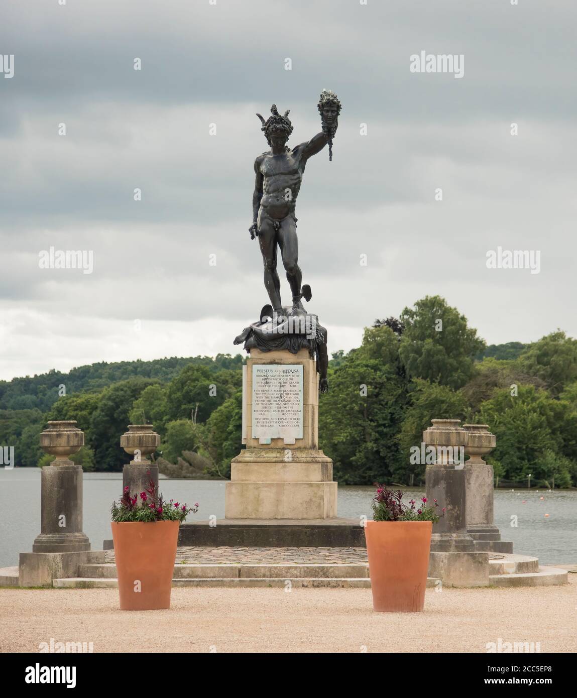 Une statue de Perseus tenant la tête de Medusa créée Par Benvenuto Cellini exposé dans Trentham Italian Gardens Staffordshire Angleterre Royaume-Uni Banque D'Images