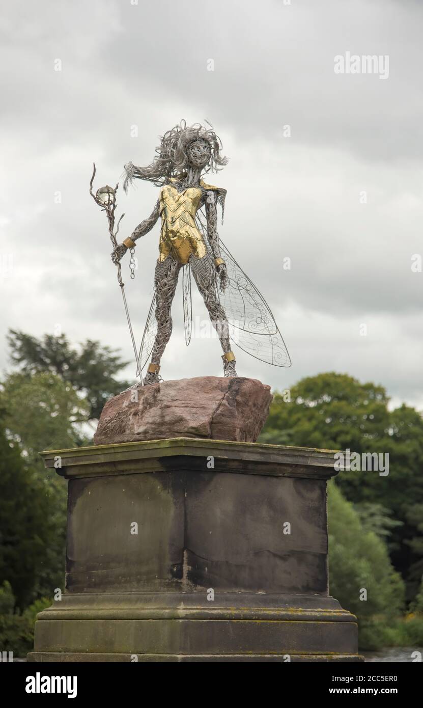 Sculpture d'art filaire de Robin Wight exposée à Trentham Gardens  Staffordshire Angleterre Royaume-Uni Photo Stock - Alamy