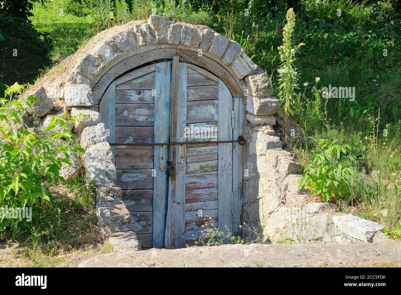 Ancienne cave rurale avec toit en pierre. Le village préserve les traditions rustiques et la culture historique. Banque D'Images