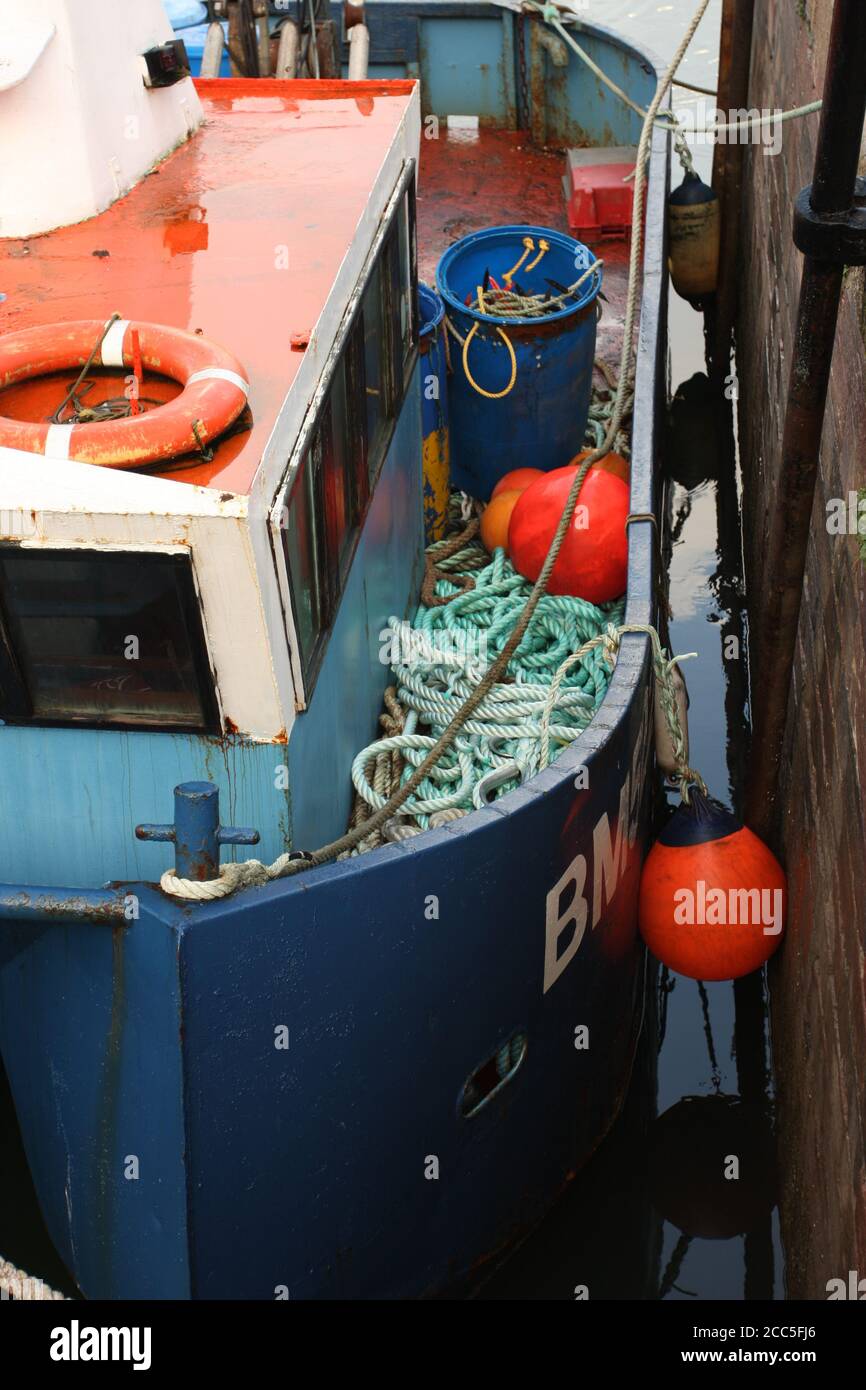 Bateau de pêche amarré à côté de cordes, bouys ; Brixham, Devon, Royaume-Uni Banque D'Images