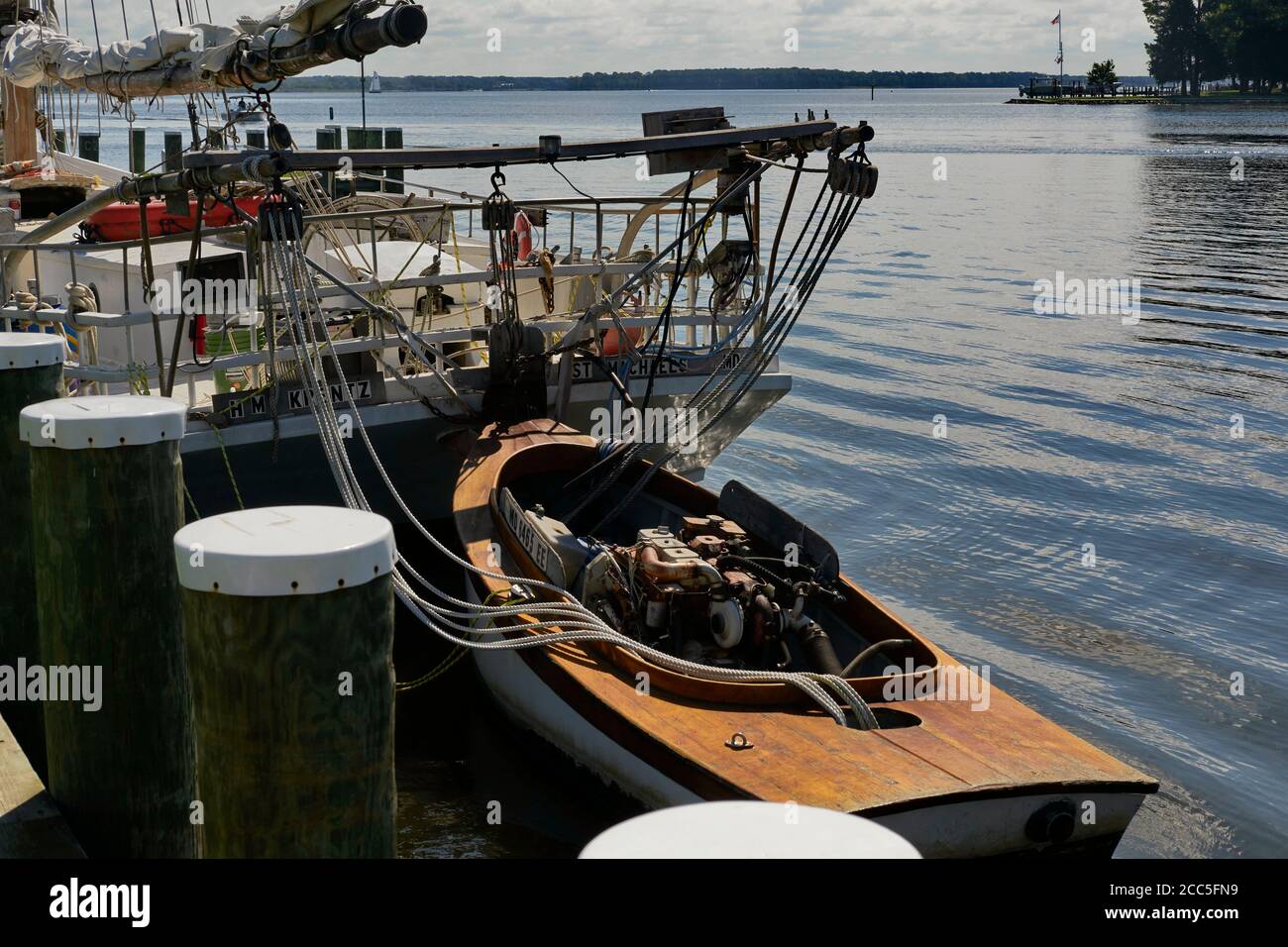 Un bateau-moteur à essence est vu attaché à un skippjack de Chesapeake Bay en St. Michaels, MD. Banque D'Images