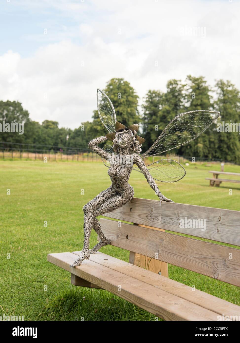 Œuvre d'art fée sculptée en fil métallique par Robin Wight exposée à Trentham Gardens Staffordshire England UK. Banque D'Images
