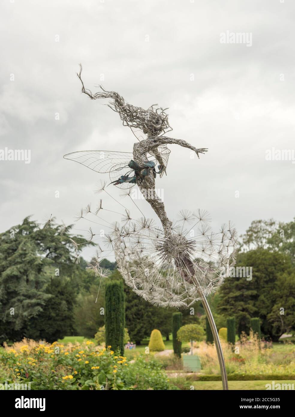 Œuvre d'art fée sculptée en fil métallique par Robin Wight exposée à  Trentham Gardens Staffordshire England UK Photo Stock - Alamy