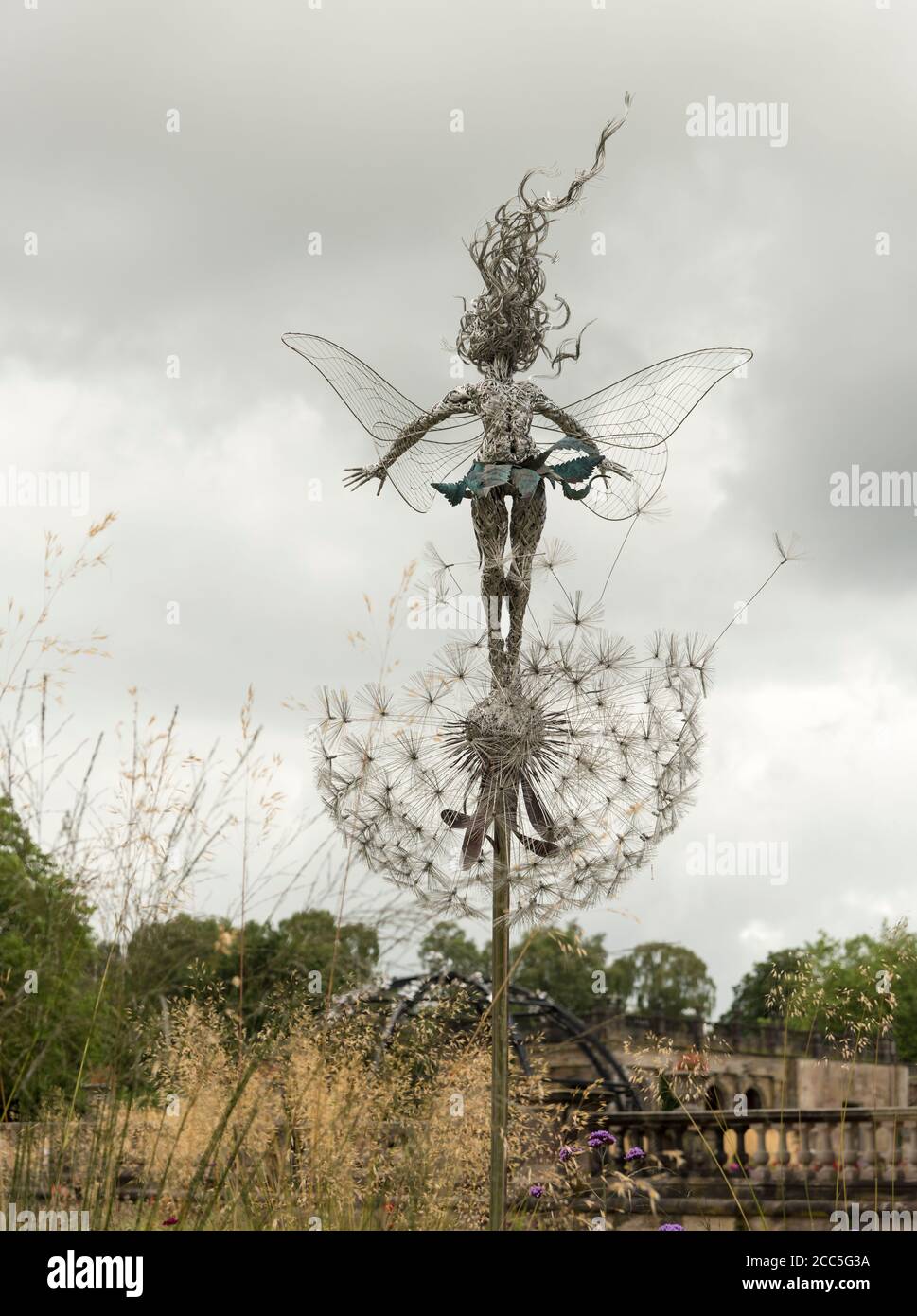 Sculpture d'art filaire de Robin Wight exposée à Trentham Gardens  Staffordshire Angleterre Royaume-Uni Photo Stock - Alamy