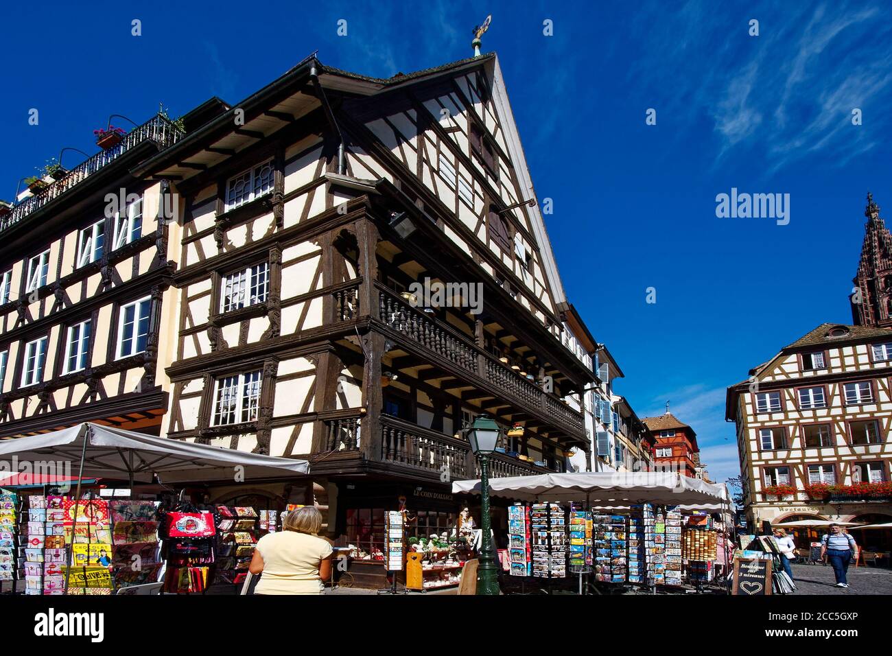 Vieux bâtiments à colombages; scène de la ville; balcons, vendeurs; marchandises touristiques; région du Grand est, Europe; Strasbourg; France Banque D'Images