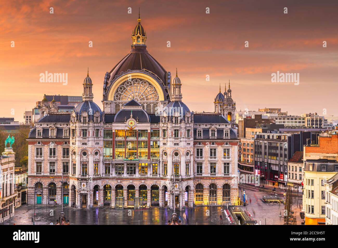 Anvers, Belgique paysage urbain à la gare centrale de nuit à l'aube. Banque D'Images