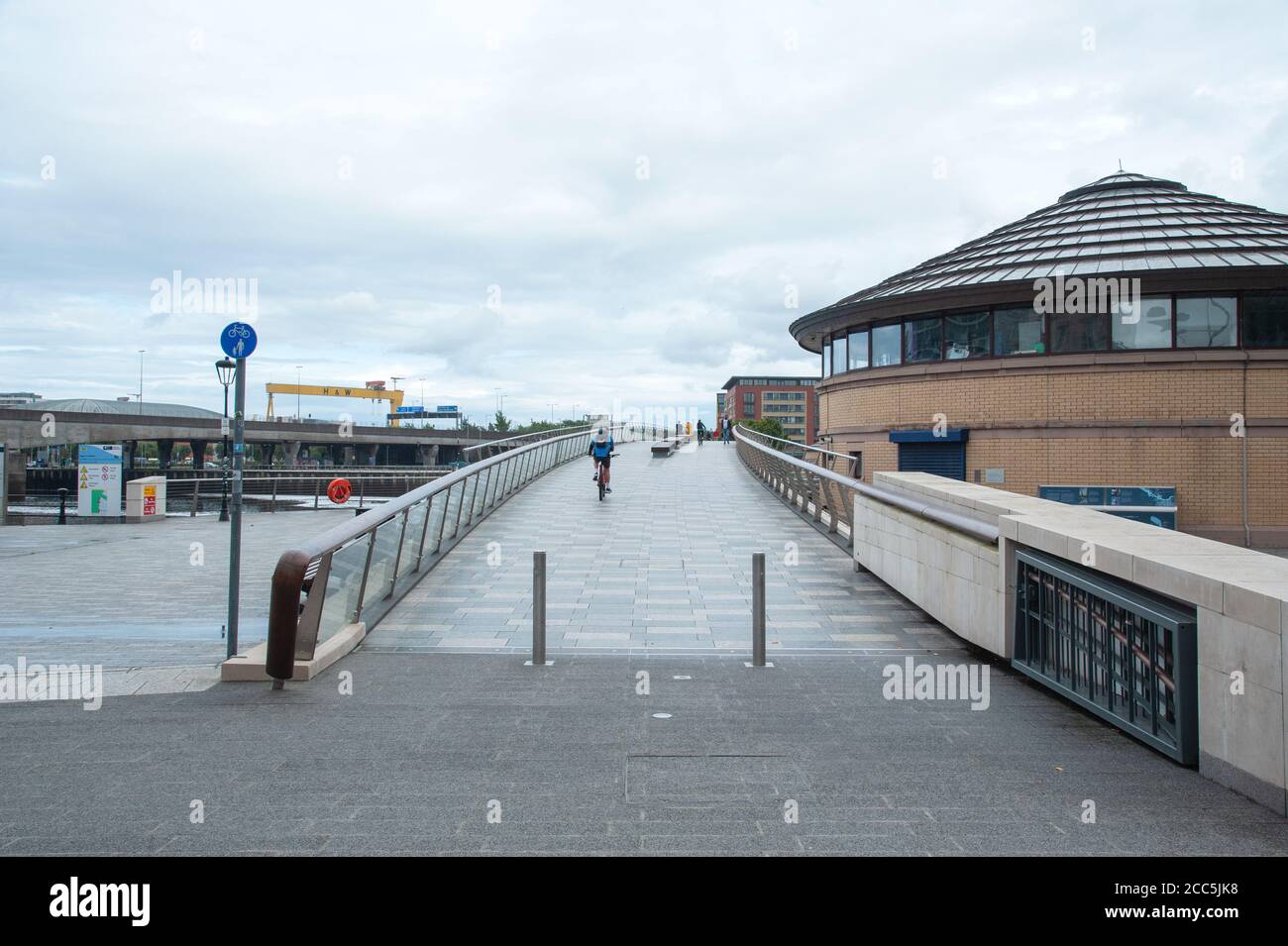 Un pont piétonnier traversant la rivière Lagan relie Donegall Quay à Queens Quay, Belfast, Irlande du Nord, Royaume-Uni Banque D'Images
