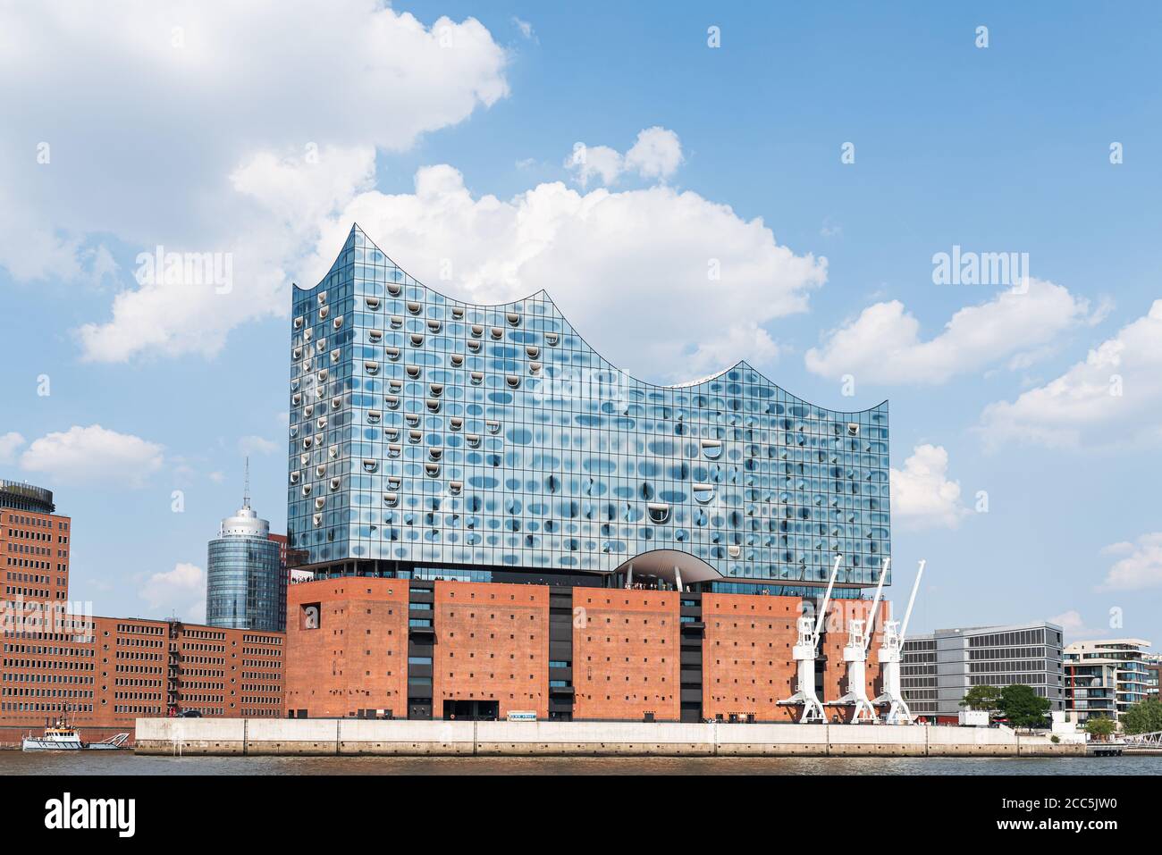 2020-08-16 Hambourg, Allemagne: Vue sur la salle de concert Elbphilharmonie avec l'Elbe sur un ciel bleu d'été Banque D'Images