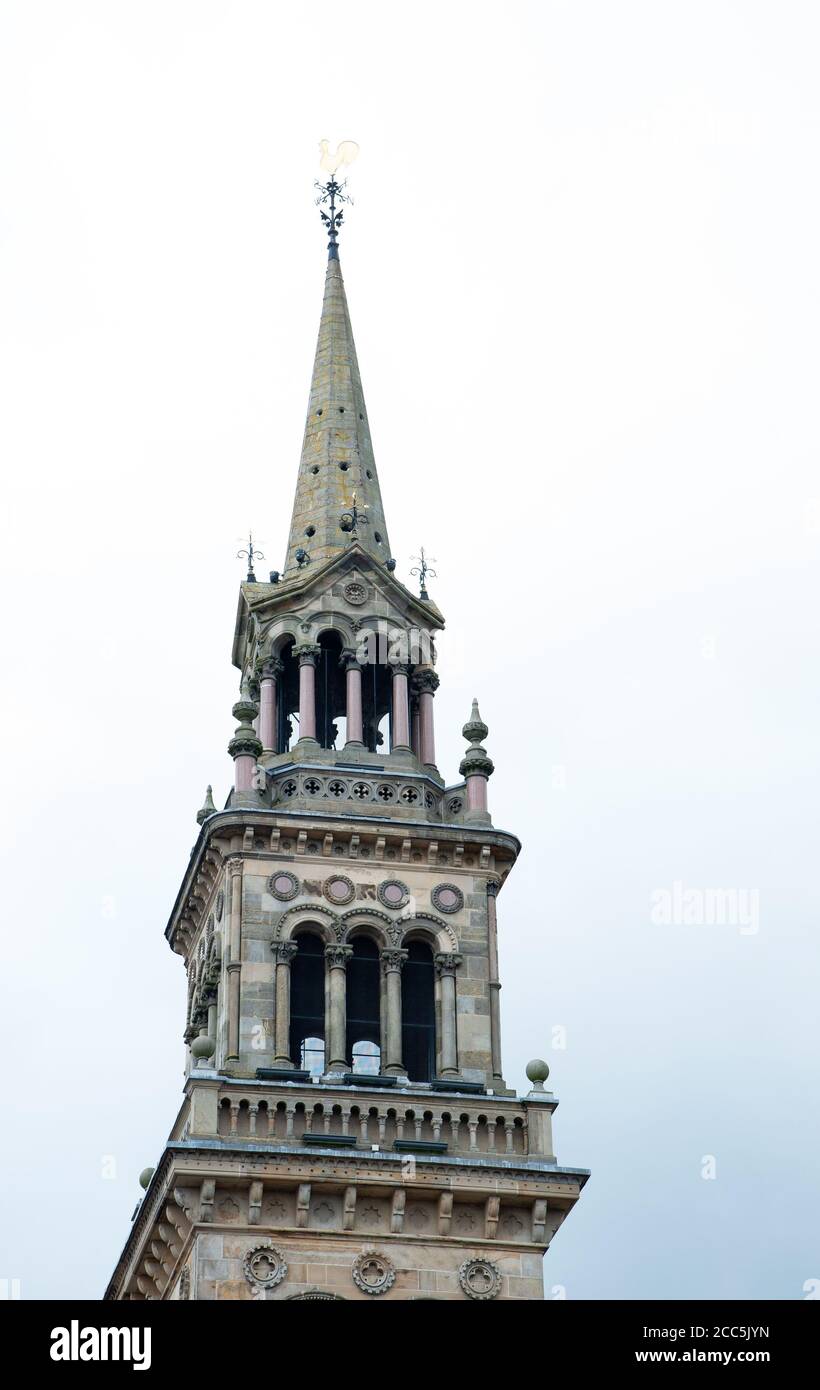 Aiguille française sur l'église Elmwood Hall dans le passé heure et salle de concert en ce moment Banque D'Images