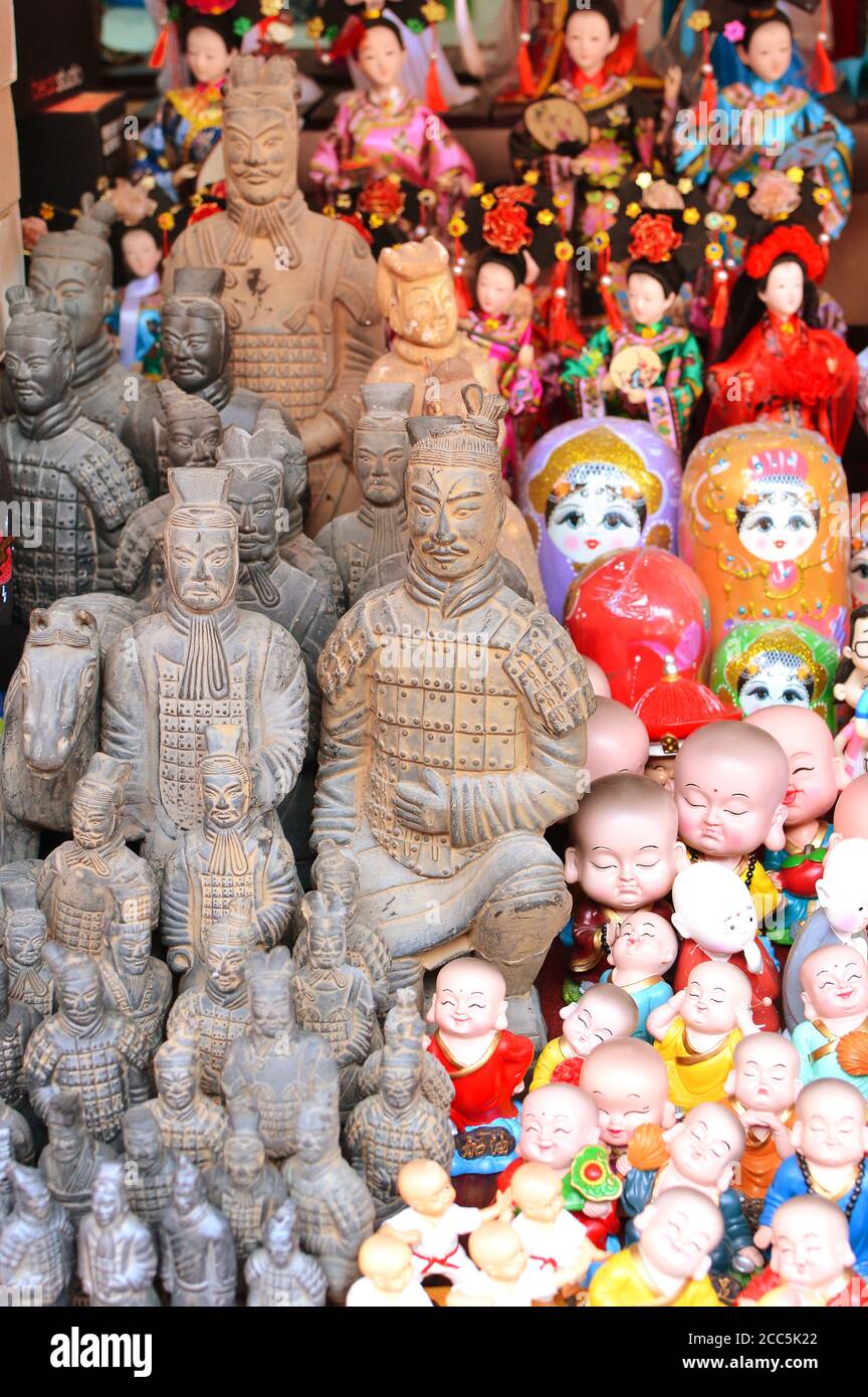 SHANGHAI, CHINE - 7 mai 2017 - souvenirs chinois. Divers personnages asiatiques dans la boutique de cadeaux de Shanghai Banque D'Images