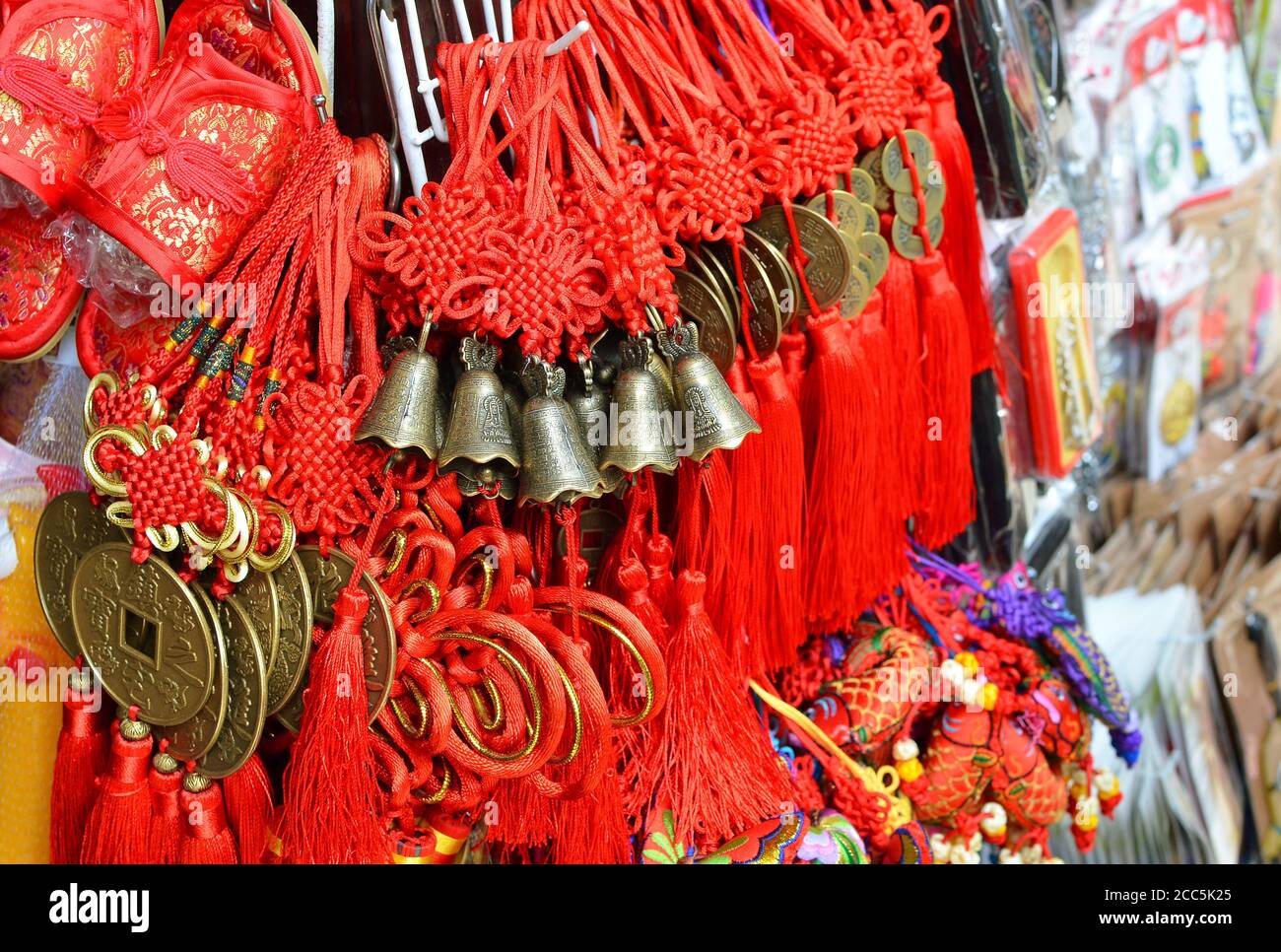 SHANGHAI, CHINE - 7 mai 2017 - pièces de décoration et cloches souvenirs de Chine sur le marché près de Yu Garden, Shanghai Banque D'Images