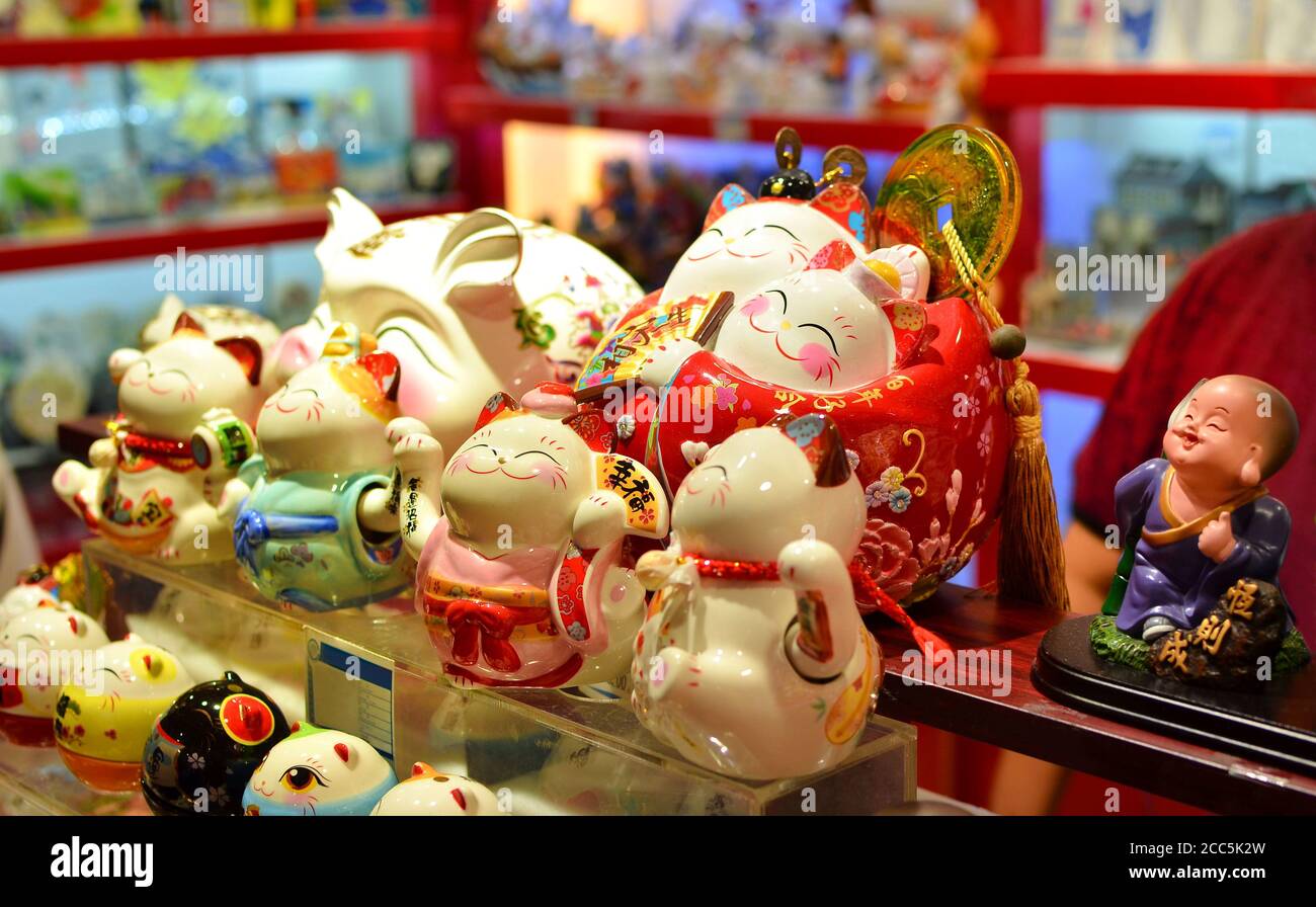SHANGHAI, CHINE - 7 mai 2017 - souvenir Maneki -neko Cat sur la rue du marché près de Yu Garden, Shanghai Banque D'Images
