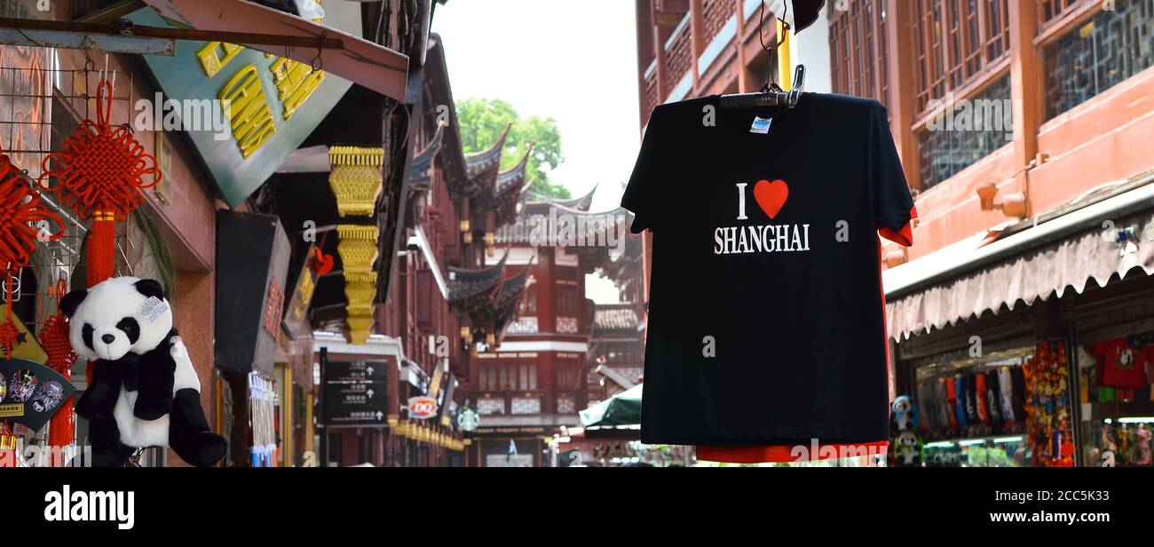 SHANGHAI, CHINE - 7 mai 2017 - T-shirt souvenir sur la rue du marché près du jardin Yu, Shanghai Banque D'Images
