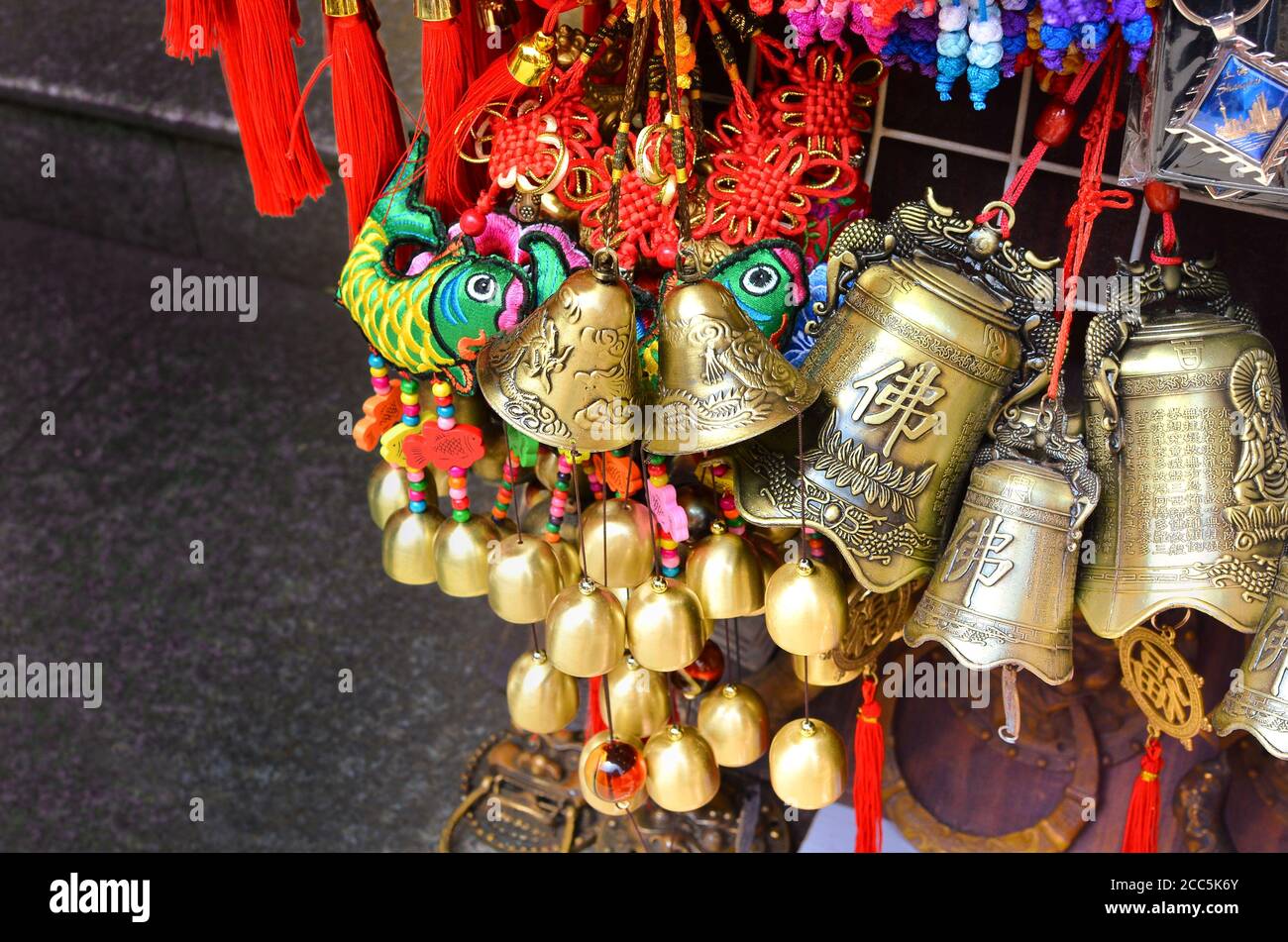 SHANGHAI, CHINE - 7 mai 2017 - pièces de décoration et cloches souvenirs de Chine sur le marché près de Yu Garden, Shanghai Banque D'Images