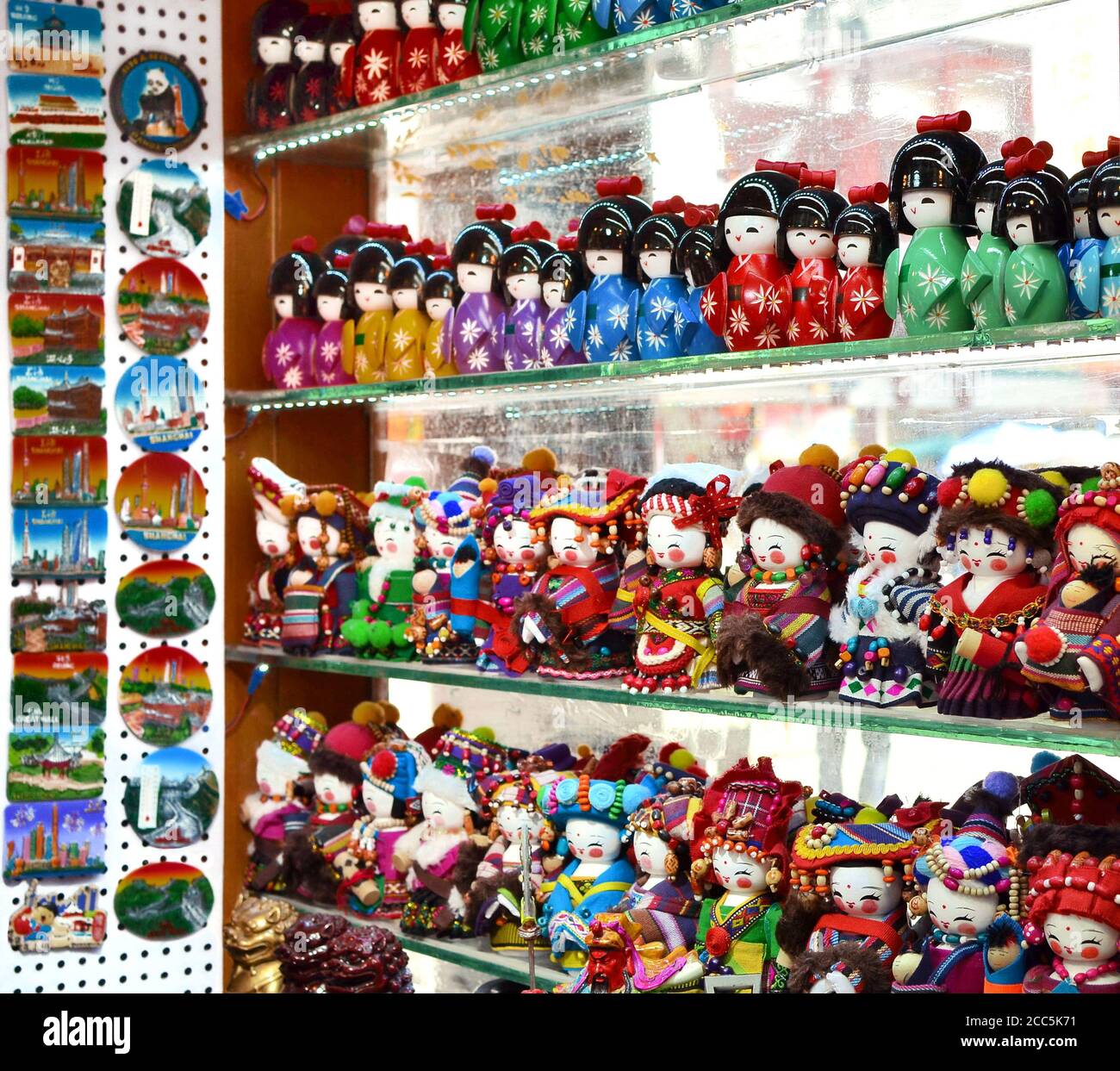 SHANGHAI, CHINE - 7 mai 2017 - les poupées faites à la main sont vendues en tant que souvenirs de Chine dans des vêtements nationaux Banque D'Images