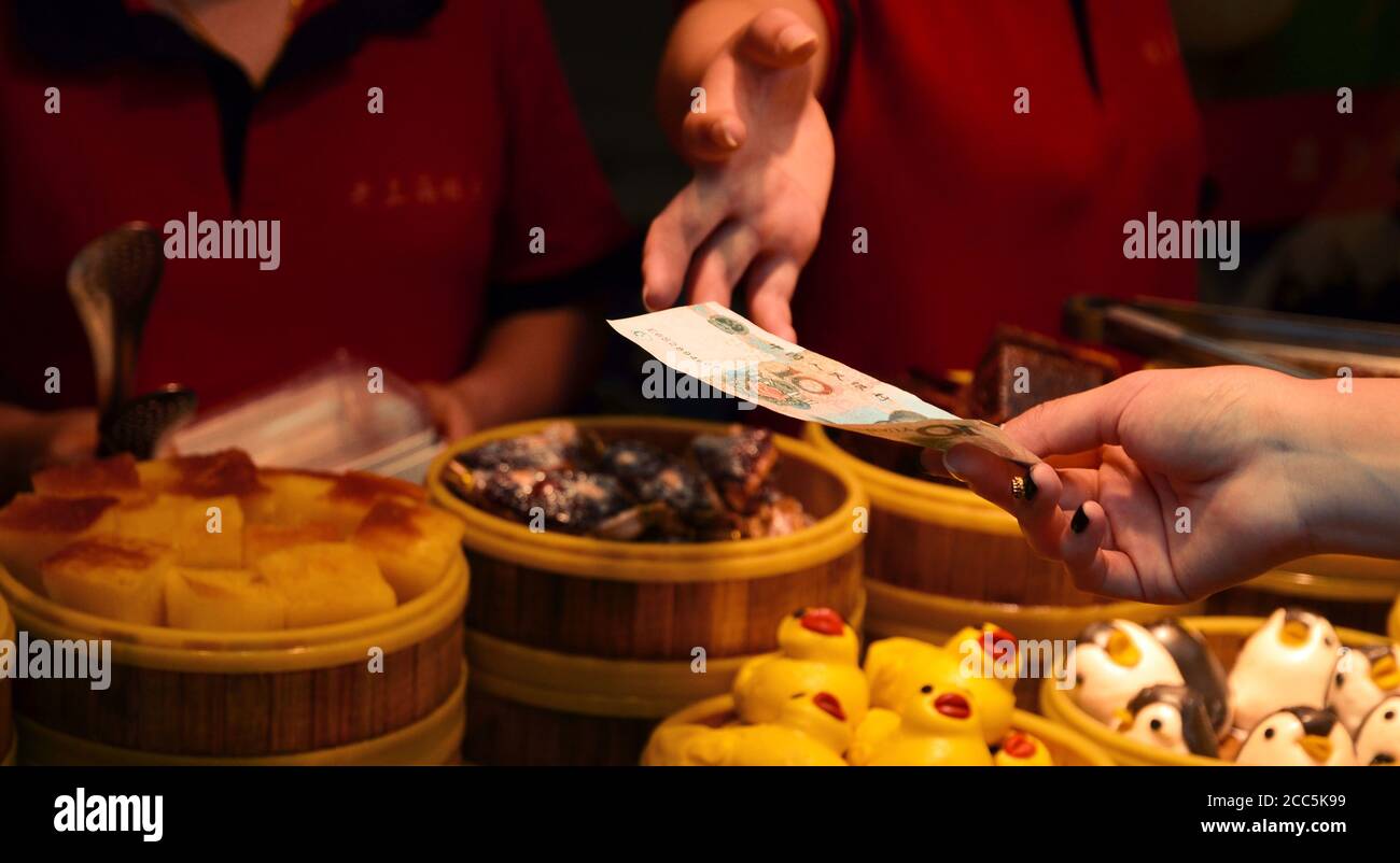SHANGHAI, CHINE - MAI 7 2017: Payer pour la nourriture dans la cour d'alimentation au marché touristique de Yuyuan Garden Shanghai, Chine. Banque D'Images