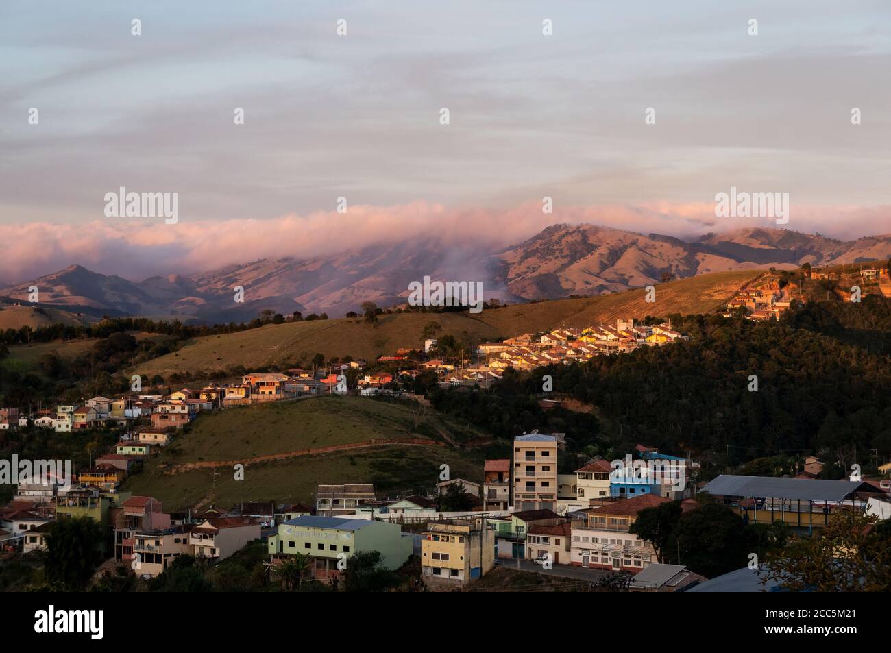 Un front froid visible s'approche sur les montagnes en fin d'après-midi du côté est du village de Cunha, près de la zone résidentielle de la ville. Banque D'Images