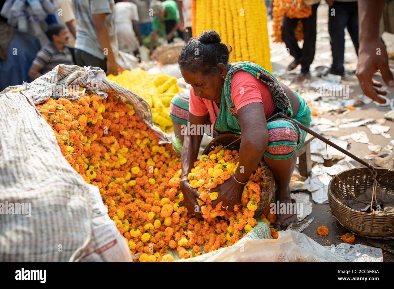 Les vendeurs vendent au Mullick Ghat Flower Market à Kolkata (Calcutta), en Inde, fournissent de nombreuses fleurs qui décorent les temples de la région. Banque D'Images