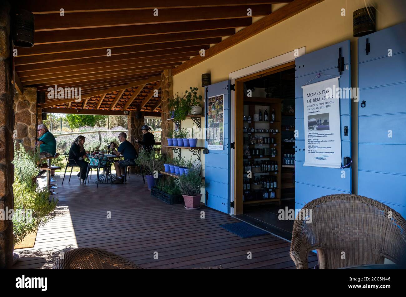 Porche décoré de la boutique de cadeaux de style provençal à l'intérieur de la ferme 'O Lavandario', avec des visiteurs appréciant un café et le beau paysage de Cunha. Banque D'Images
