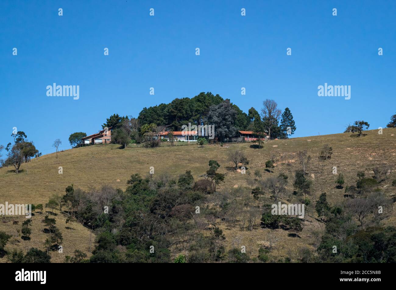 Une grande montagne à proximité avec quelques bâtiments au sommet a vu de 'O Lavandario', une célèbre attraction touristique connue par ses champs de lavande. Banque D'Images