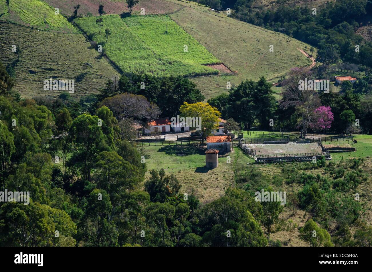 Vue de la ferme 'O Lavandario' d'un ranch voisin, de ses bâtiments et de ses champs agricoles sur le flanc des montagnes. Banque D'Images