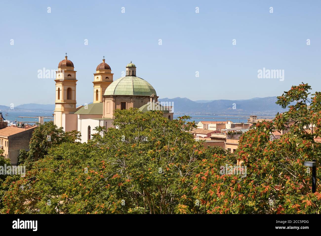 Vue sur Cagliari sur les dômes et les tours historiques Banque D'Images Vue sur Cagliari sur les dômes et les tours historiques Banque D'Images