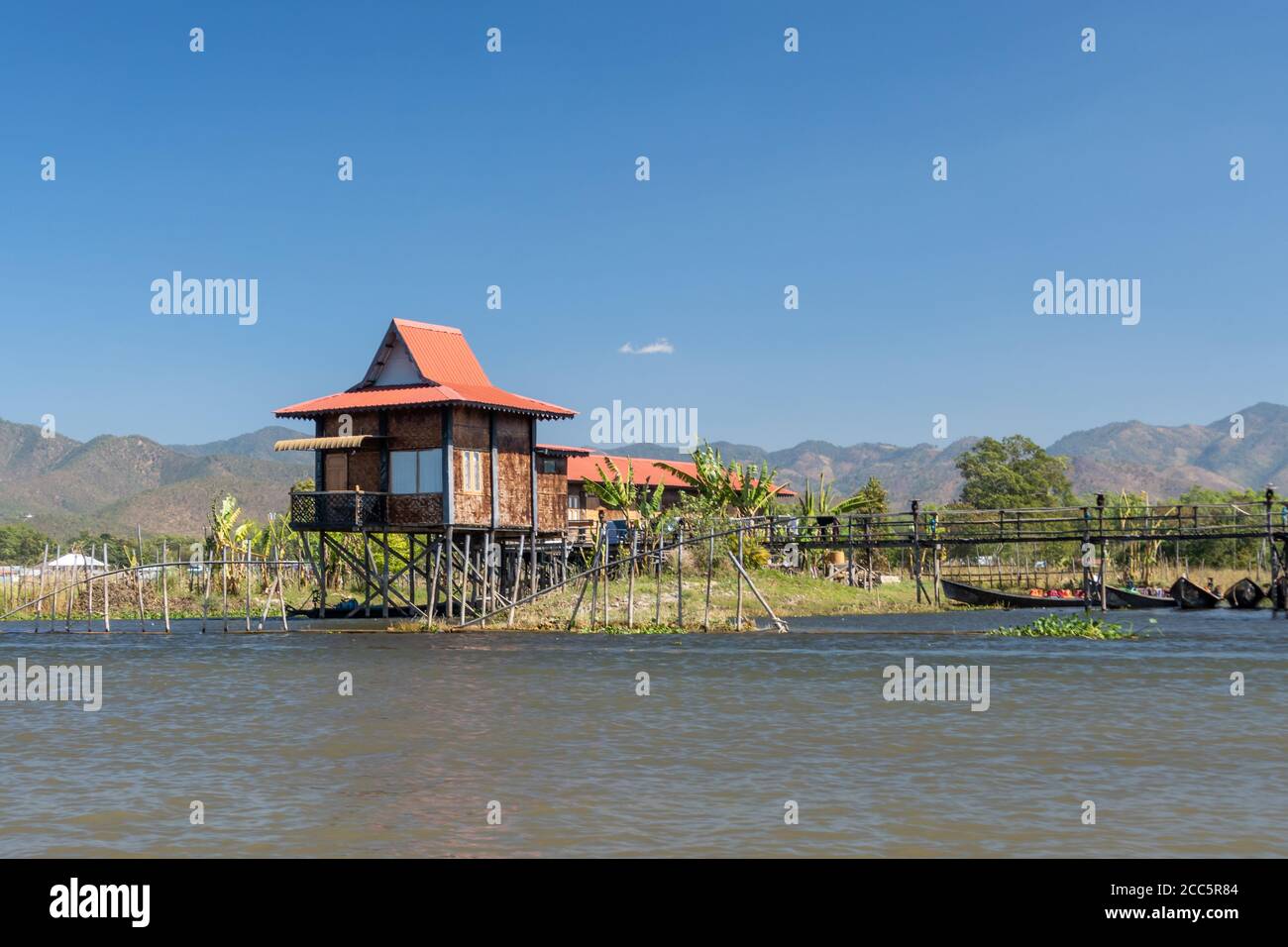 LAC INLE, MYANMAR - 21 JANVIER 2020 : maisons flottantes de village le long du lac Inle en Birmanie Banque D'Images