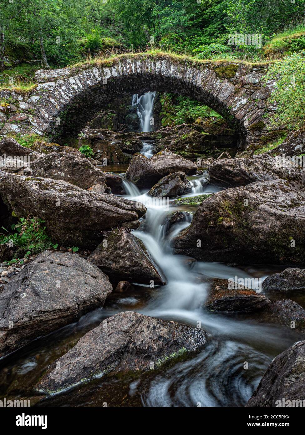 Un pont à cheval traversant un affluent sous une cascade sur la rive sud de la Lyon. C'est localement connu comme le pont romain, bien qu'actua Banque D'Images