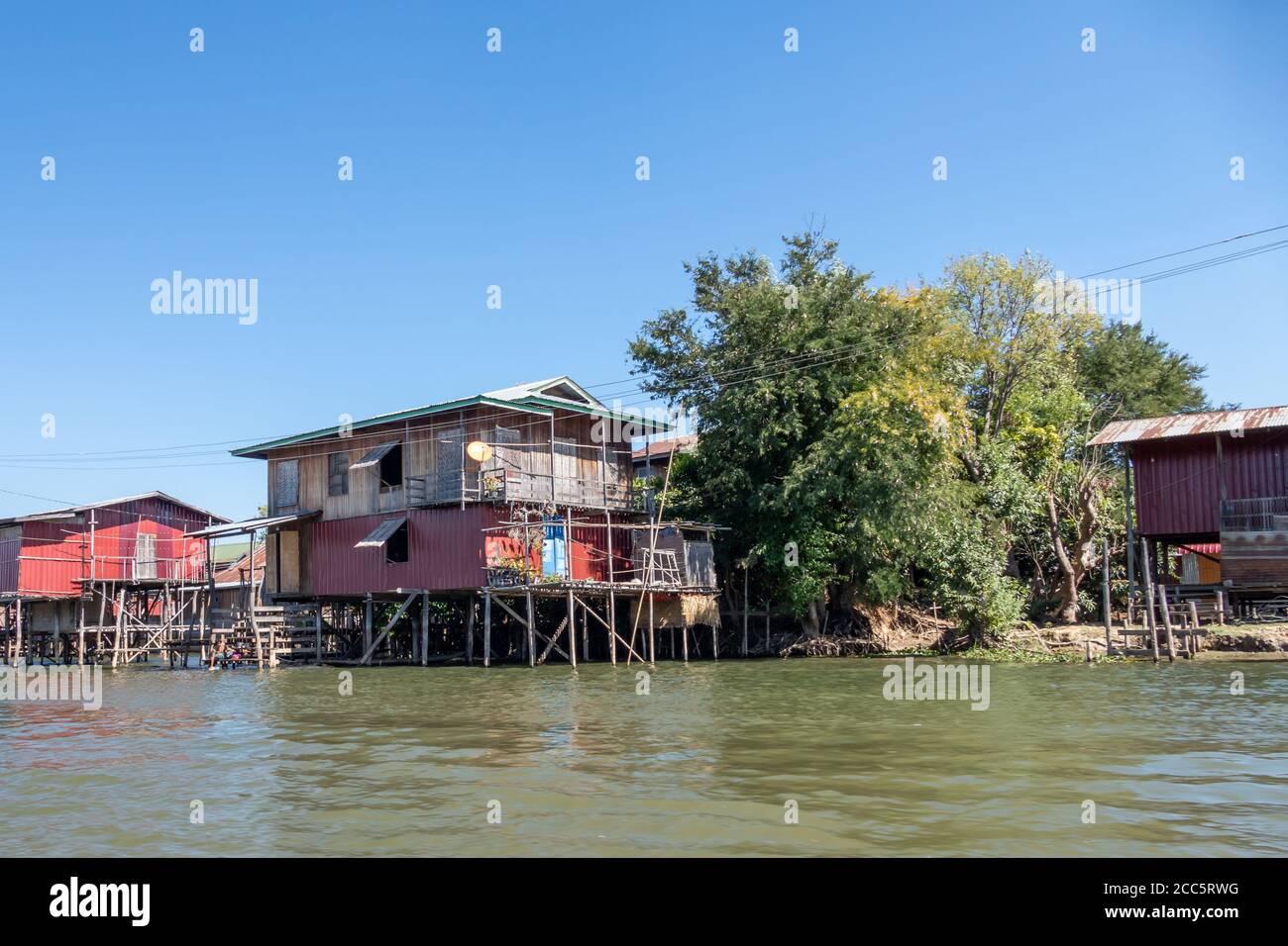 LAC INLE, MYANMAR - 21 JANVIER 2020 : maisons flottantes de village le long du lac Inle en Birmanie Banque D'Images