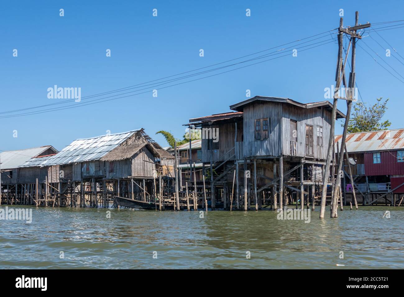 LAC INLE, MYANMAR - 21 JANVIER 2020 : maisons flottantes de village le long du lac Inle en Birmanie Banque D'Images