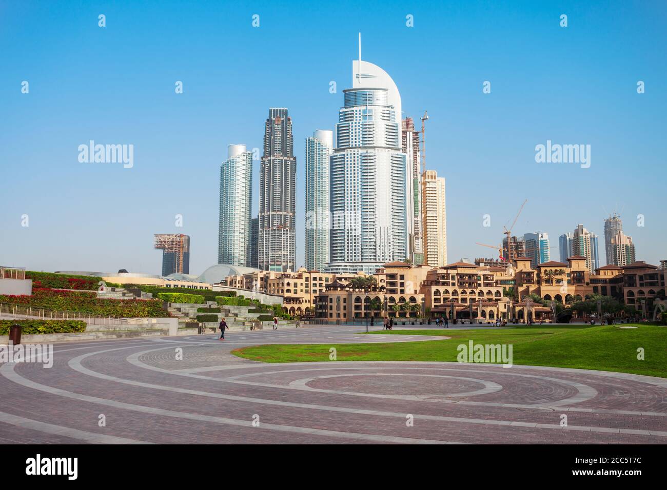 Promenade près de la tour Burj Khalifa et le Dubai Mall à Dubaï en Émirats Arabes Unis Banque D'Images