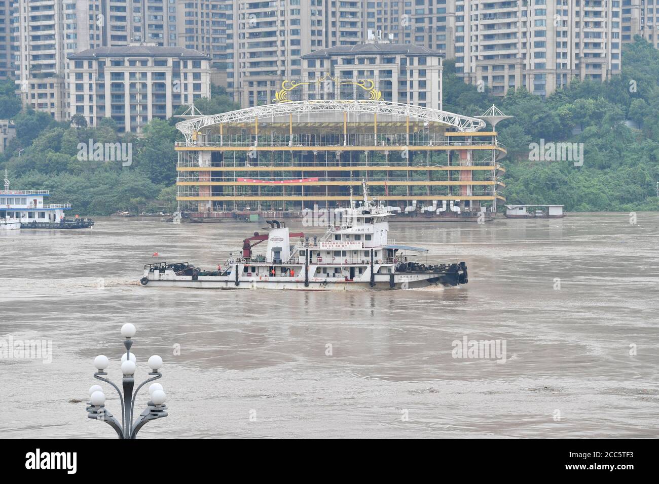 Chongqing. 19 août 2020. La photo prise le 19 août 2020 montre un bateau naviguant le long du fleuve Yangtze dans la municipalité de Chongqing, dans le sud-ouest de la Chine. Une grave inondation a frappé Chongqing mercredi, débordant sur certaines routes et attractions touristiques et perturbant la circulation urbaine. Credit: Liu Chan/Xinhua/Alay Live News Banque D'Images