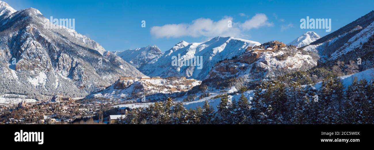 Le fort des trois Tetes et les fortifications du fort de Randouillet de Vauban (site du patrimoine mondial de l'UNESCO) en hiver. Briançon, Hautes-Alpes, France Banque D'Images