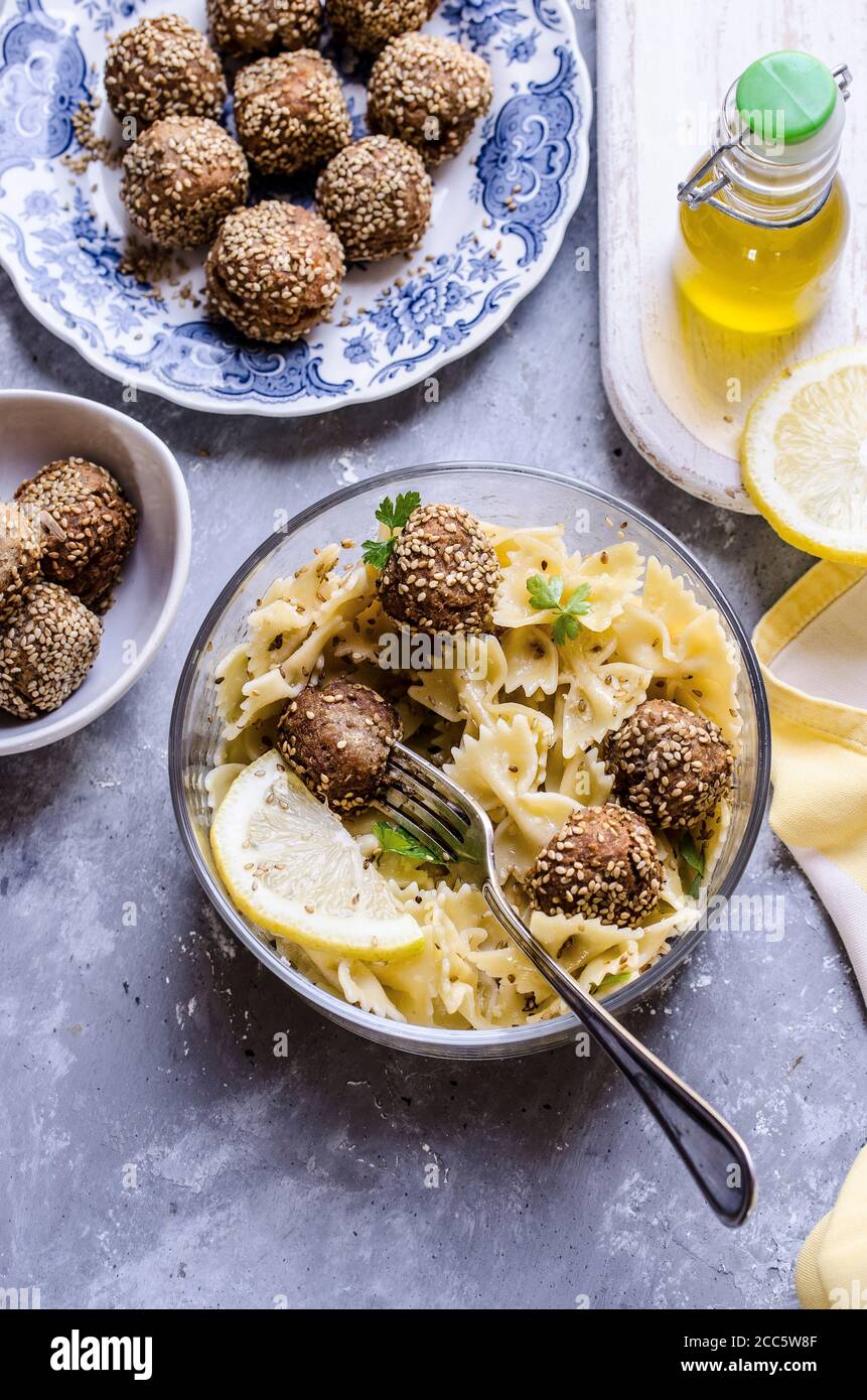 Salade de pâtes avec boules de thon Banque D'Images
