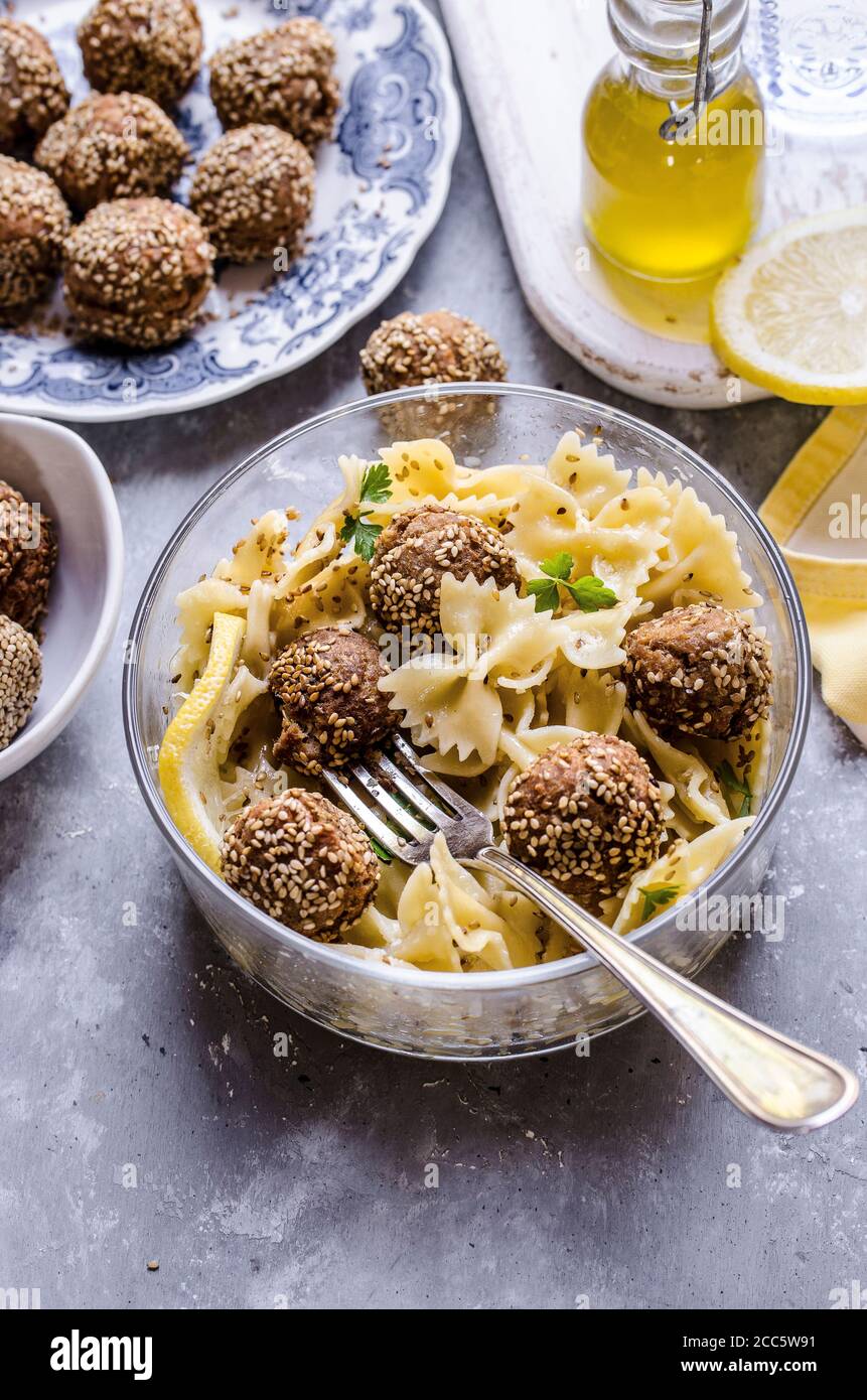 Salade de pâtes avec boules de thon Banque D'Images