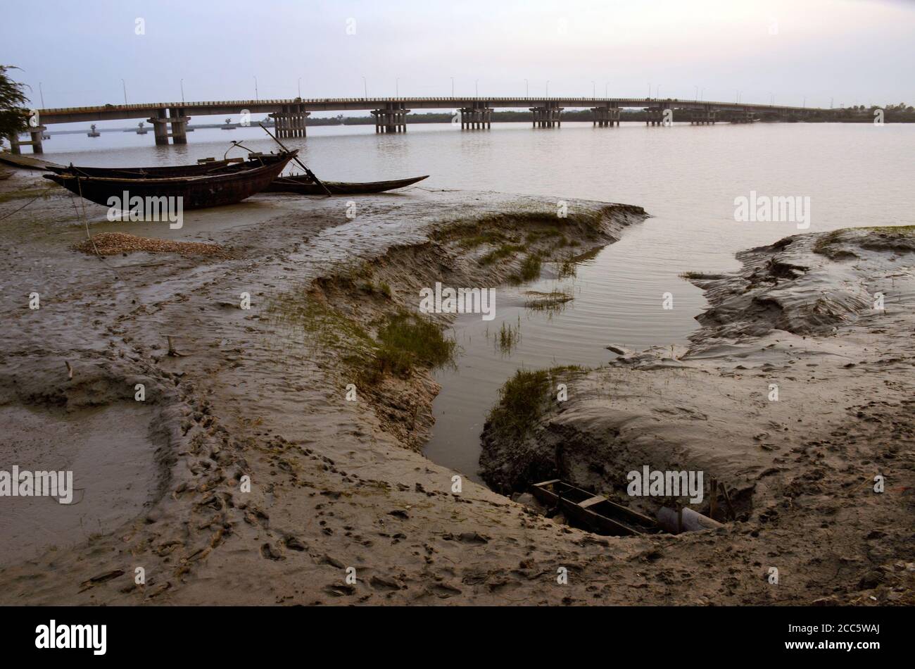 rivière matla canning west bengal inde le 3 octobre 2015: paysage nocturne à la rivière matla canning west bengal inde. Banque D'Images