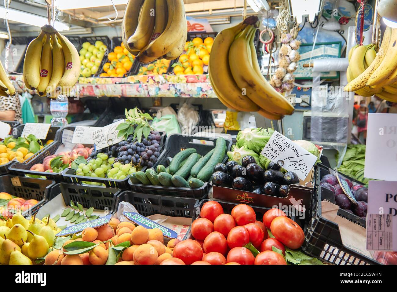 légumes et fruits colorés sur la foire sarde Banque D'Images